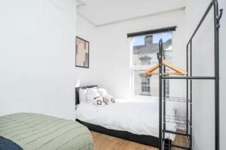 Central Stroud 3-Bedroom Flat with Fast WiFi and On-Site Parking - 5