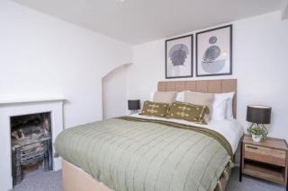 Central Stroud 3-Bedroom Flat with Fast WiFi and On-Site Parking - 0