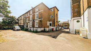 Studio flat - ideal for Heathrow & Slough Business - 2