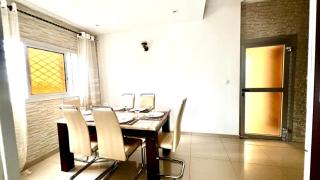 Luxueuse Villa avec Parking et Jardin - 2