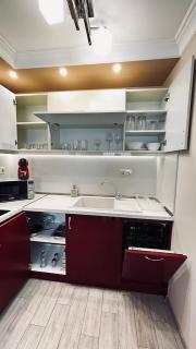 Red Dahlia Urban Stay - 1