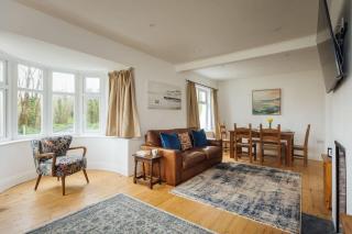 Tenby South Beach Hideaway with Parking - 7