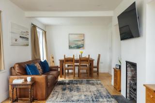 Tenby South Beach Hideaway with Parking - 2