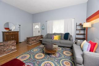 Walkable stay near downtown parks and nightlife - 4