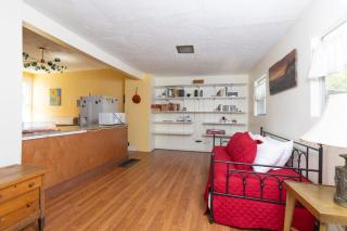 Walkable stay near downtown parks and nightlife - 2