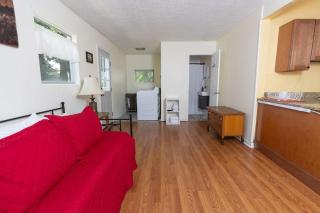 Walkable stay near downtown parks and nightlife - 3