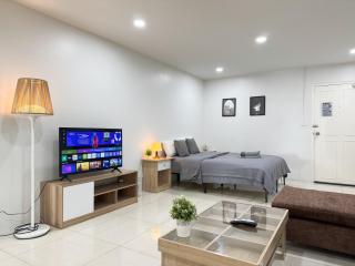 High-Rise 2BR 2Bath Near BTS Family Stay - 9