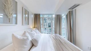 Luxury 2BR KING Bed, Rogers Centre & Parking - 1