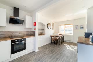 Modern Home with Hot Tub Garden & Private Parking - 8