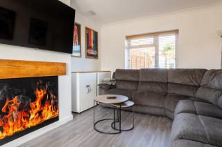 Modern Home with Hot Tub Garden & Private Parking - 5