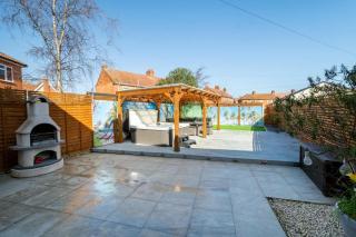 Modern Home with Hot Tub Garden & Private Parking - 1