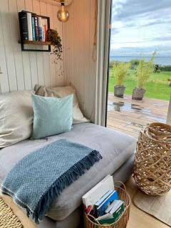 Renovated Holiday Home With 180 Sea View - 7