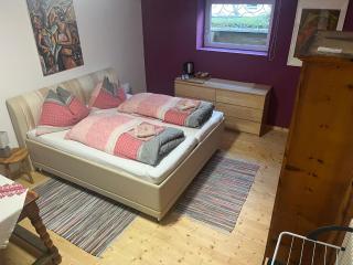 Smart Stay - Privates Zimmer & Bad im Untergeschoss - Kingsize Komfort fuer Zwei - 0