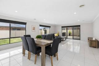 Chifley Place - Modern Comfort near Delacombe Town - 5