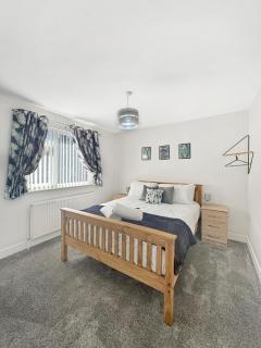 New Spacious 4Bed Home with Garden & Driveway Beeston - 6