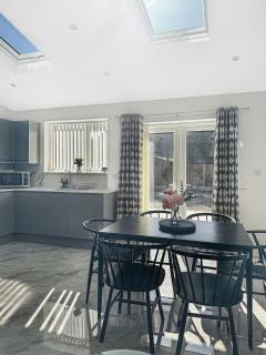 New Spacious 4Bed Home with Garden & Driveway Beeston - 5