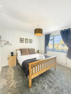 New Spacious 4Bed Home with Garden & Driveway Beeston - 4