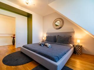 Premium Duplex 2BR for 6 with Balcony near City Museums Metro U3 U2 - 7