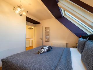 Premium Duplex 2BR for 6 with Balcony near City Museums Metro U3 U2 - 2