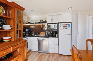 Birdcage - King Bed - Walk to CBD - 3