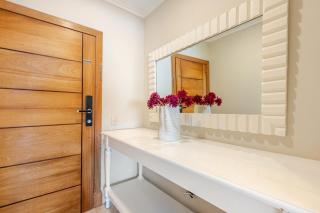 Steps from the ocean and white sand, top location - 5