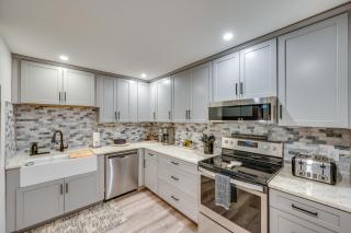 Spacious Bartlett Condo w/ Balconies & Pool! - 3
