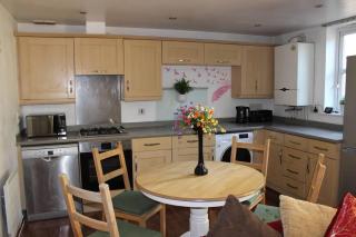 2 Bed Flat - Sleeps 4 - Parking - Wifi - 6
