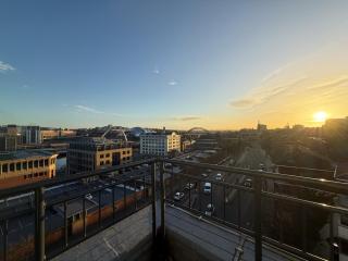 Central City Centre Quayside Apartments with Parking, Newcastle-Upon-Tyne - 5