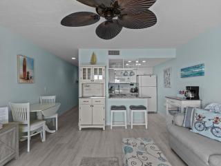 Island Place 111 Downtown w Pool See Dolphins Play - 7