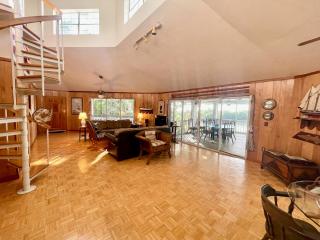 Spectacular Waterfront Property at Cloud 9! - 7