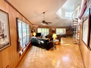 Spectacular Waterfront Property at Cloud 9! - 2