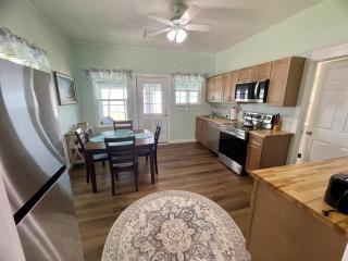 Aunt May's - Waterfront Cottage in Cedar Key! - 8