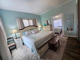 Aunt May's - Waterfront Cottage in Cedar Key! - 3