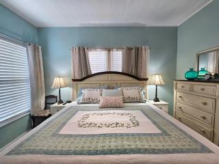 Aunt May's - Waterfront Cottage in Cedar Key! - 2