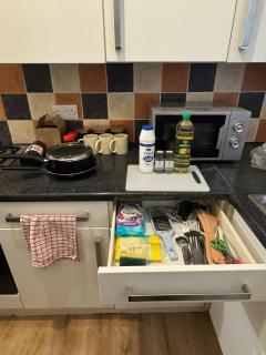 Spacious 5 Bedroom Home Near City Centre Sleeps 10 - 2