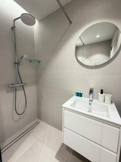 Positano Cosy Studio near Metro Working Desk and WiFi - 4