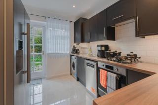 Chic 3BR House by D3 Short Stay, Guests 8, High speed Wi-Fi, Free on-site Parking & Garden - 8