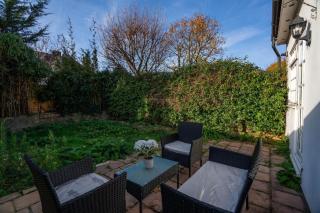 Chic 3BR House by D3 Short Stay, Guests 8, High speed Wi-Fi, Free on-site Parking & Garden - 3