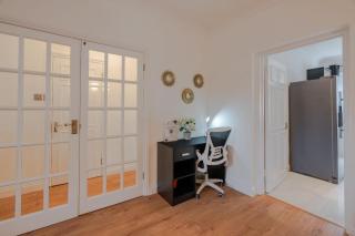 Chic 3BR House by D3 Short Stay, Guests 8, High speed Wi-Fi, Free on-site Parking & Garden - 4