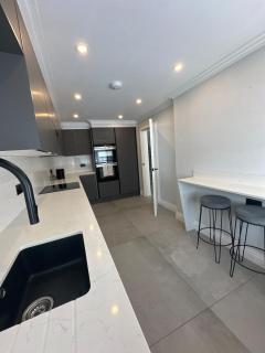 Modern 4 bed house - 7