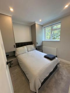 Modern 4 bed house - 2