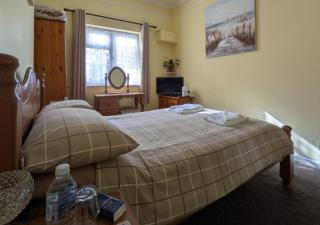 Kingswinford Guest House with Free Parking - 1