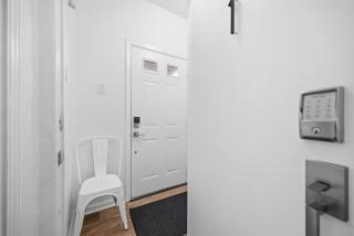 Dormont, Pittsburgh Stylish and Modern Two Bedroom Apartment - 3