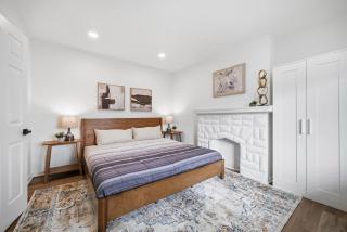 Dormont, Pittsburgh Stylish and Modern Two Bedroom Apartment - 9