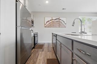 IRIE Living, ReNEW Kg 2Bd Gym Pool BRAND NEW! - 5