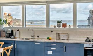 Sea-View Apartment - Steps to Beach & Shops - 4