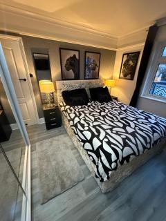 Spacious room and single with private bathroom - 4