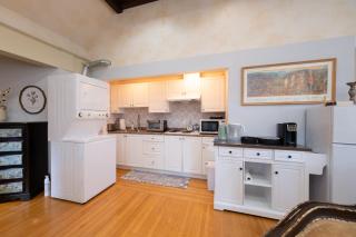 Exclusive 6-Bed Manor with Amazing Garden View - 3