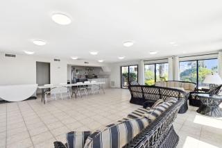 Oceanfront Condo w Balcony - 7