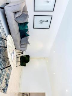 Anne's Beautiful Apartment - 5